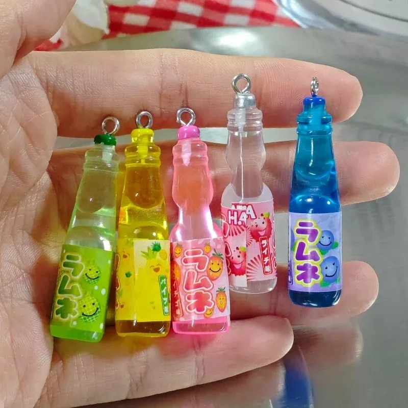 Resin Art Keychain - ชาร์มเรซิ่นรูปขวดโซดาขนาดเล็ก 10 ชิ้น จี้รูปขวดเครื่องดื่มน่ารัก อุปกรณ์งานฝีมือ DIY