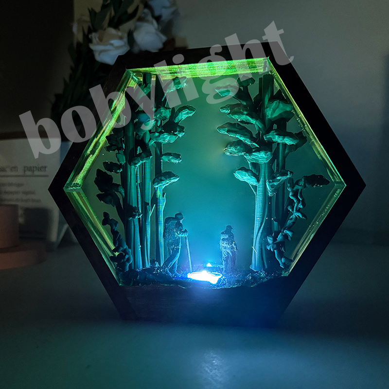 Resin Artist - โคมไฟเรซิ่นรูปนักเดินป่า แสงไฟกลางคืนหลากสีสัน ตกแต่งบ้าน สไตล์ป่าฝน งานศิลปะสร้างสรรค์ ชาร์จ