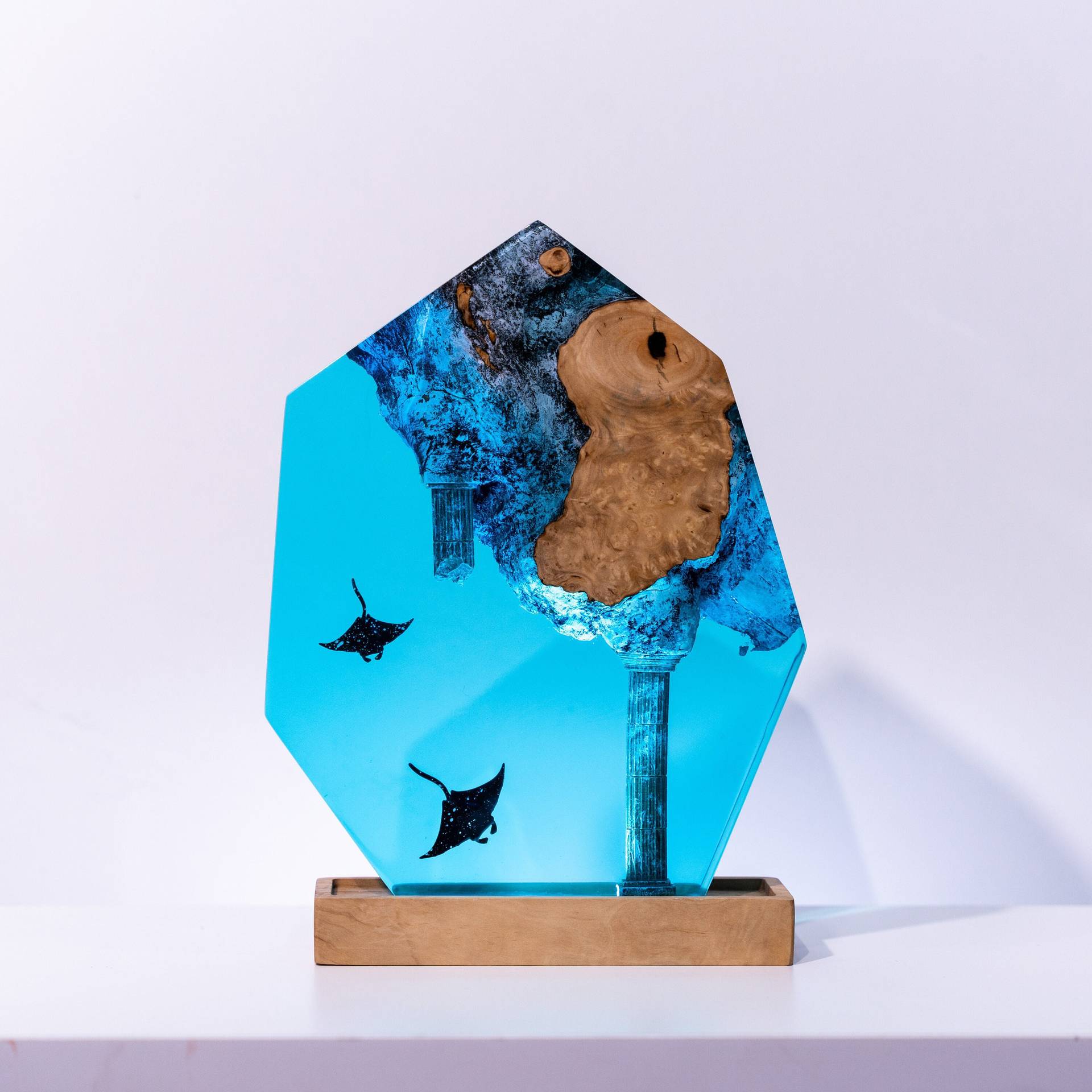 Resin Artist - โคมไฟเรซิ่นแบบกำหนดเอง รูปแบบซากปรักหักพังใต้ทะเล ปลากระเบน ไฟ LED สำหรับกลางคืน