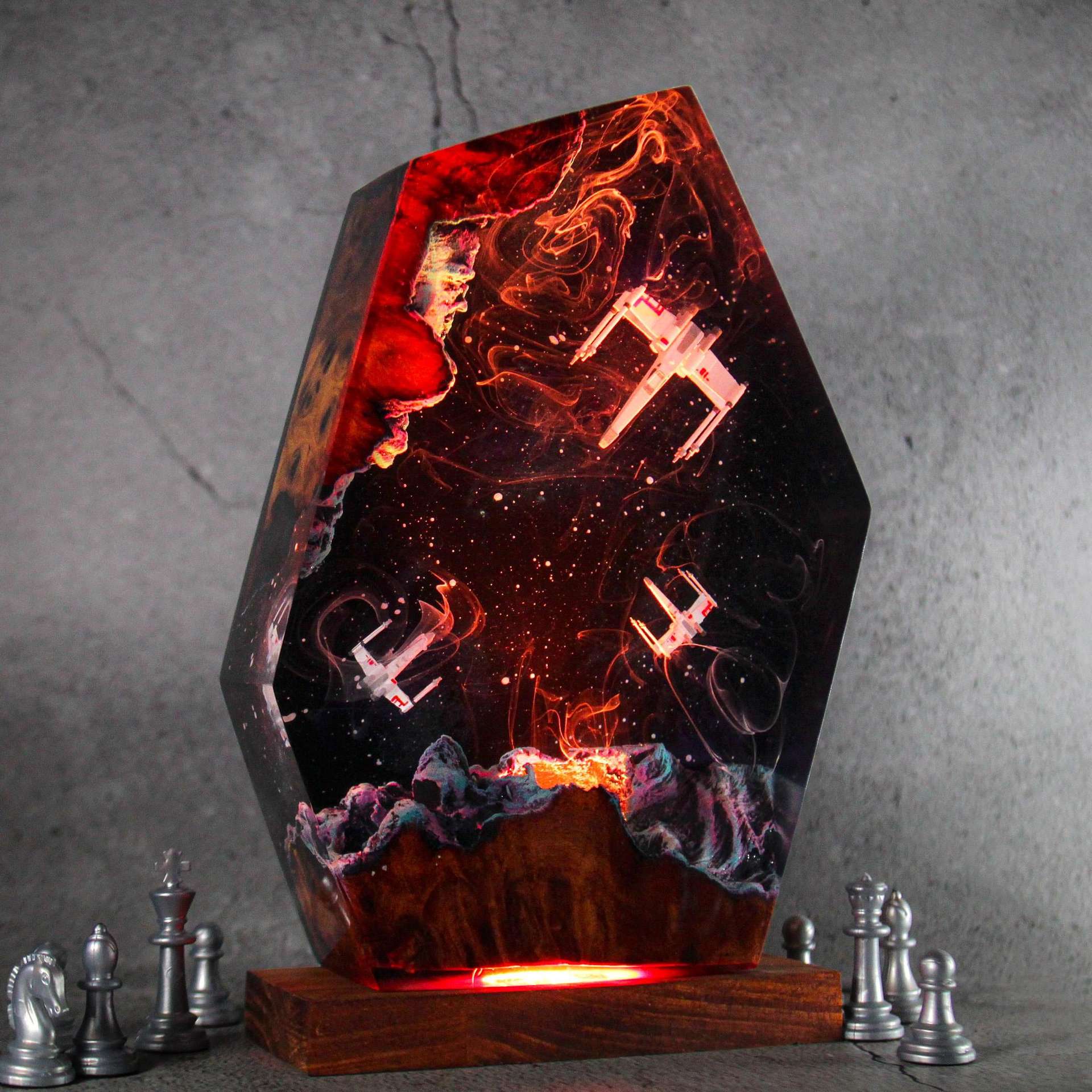 โคมไฟตั้งโต๊ะเรซิ่นแบบกำหนดเอง - Resin Artist บทวิจารณ์และราคา